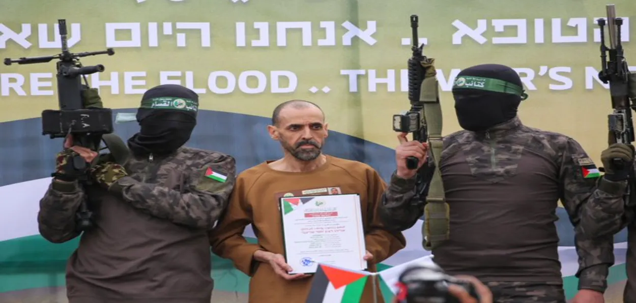 Hamas gunmen with a Israeli hostage during his exchange