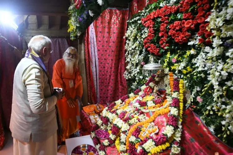 PM Modi with Acharya Satyendra Das