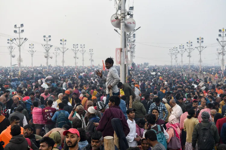 Devotees arrive to take a dip at 'Triveni Sangam' 