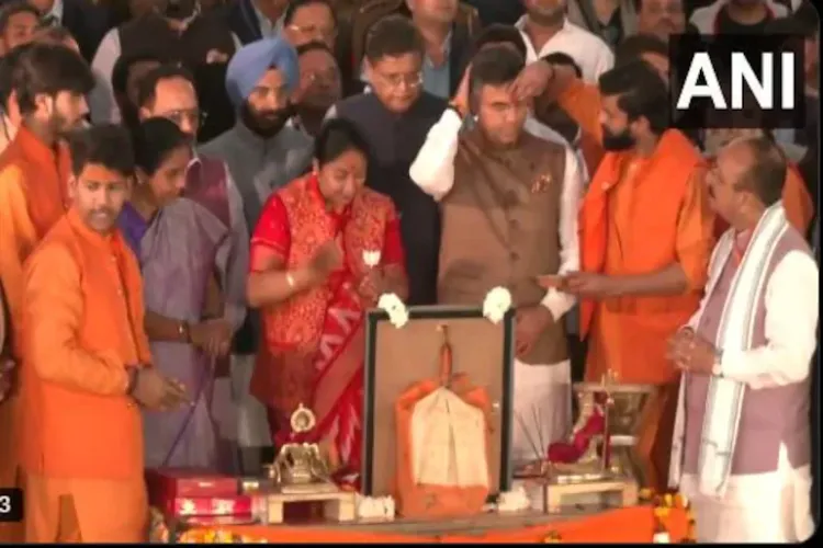 Delhi's new Chief Minister Rekha Gupta along with her Cabinet ministers performed Yamuna aarti at the Vasudev Ghat on Feb 20 evening