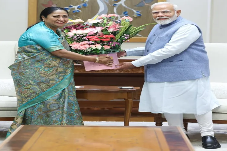 Delhi CM Rekha Gupta presenting flowers bouquet to PM Modi