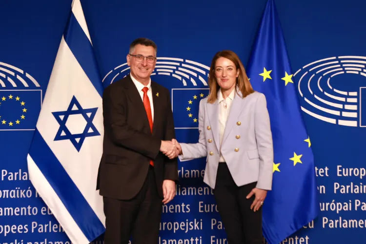 Israeli Foreign Minister Gideon Sa'ar with an EU diplomat in Brussels