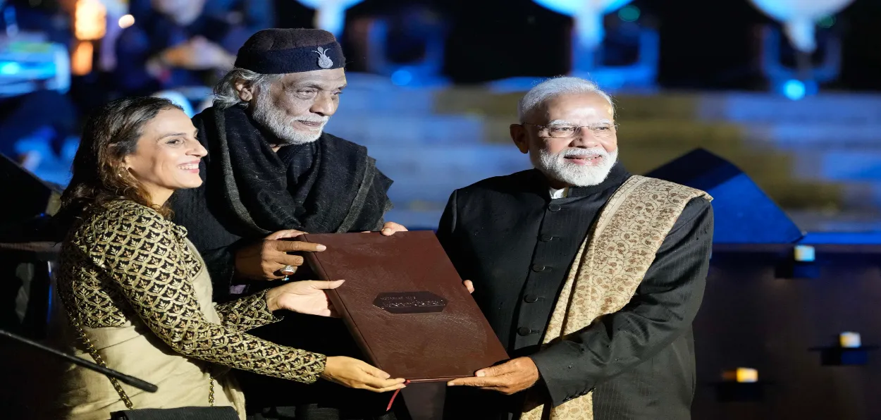 Prime Minister Narendra Modi with Mira Ali and Muzzaffar Ali at at Jashn-e-Khusrau 