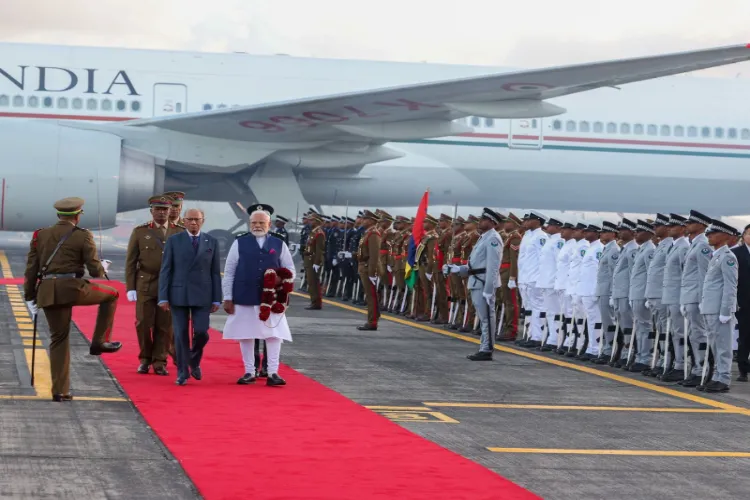 Prime Minister Narendra Modi meets Prime Minister of Mauritius Navinchandra