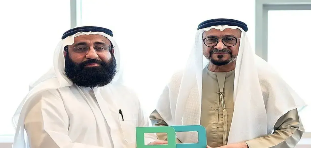 Firoz Merchant (Left) donating the cheque toKhalid Al Olama, Secretary General of the Dubai Charity Association 