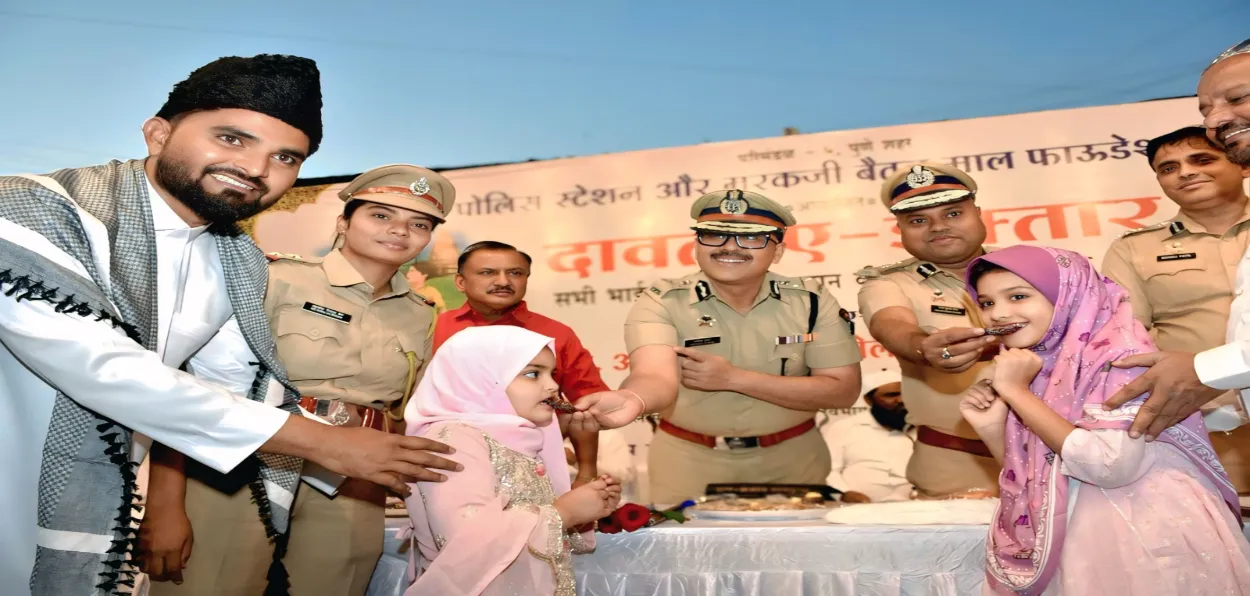 Pune Police Commissioner Amitesh Kumar offering dates to young children fasting for Ramzan to break their fast