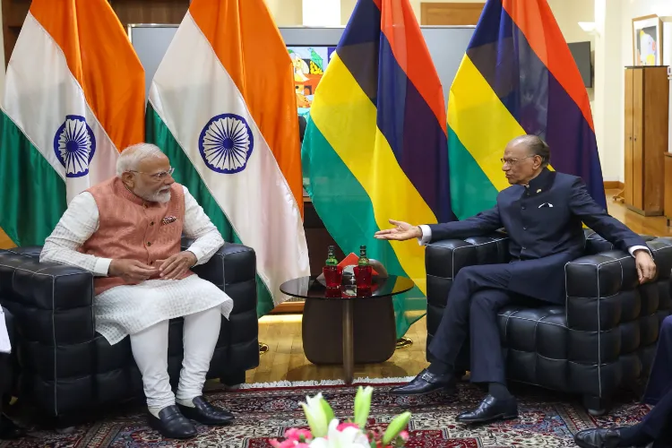 Prime Minister Narendra Modi with PMPrime Minister Narendra Modi and Mauritius PM Dr. Navinchandra Ramgoolam holding talks