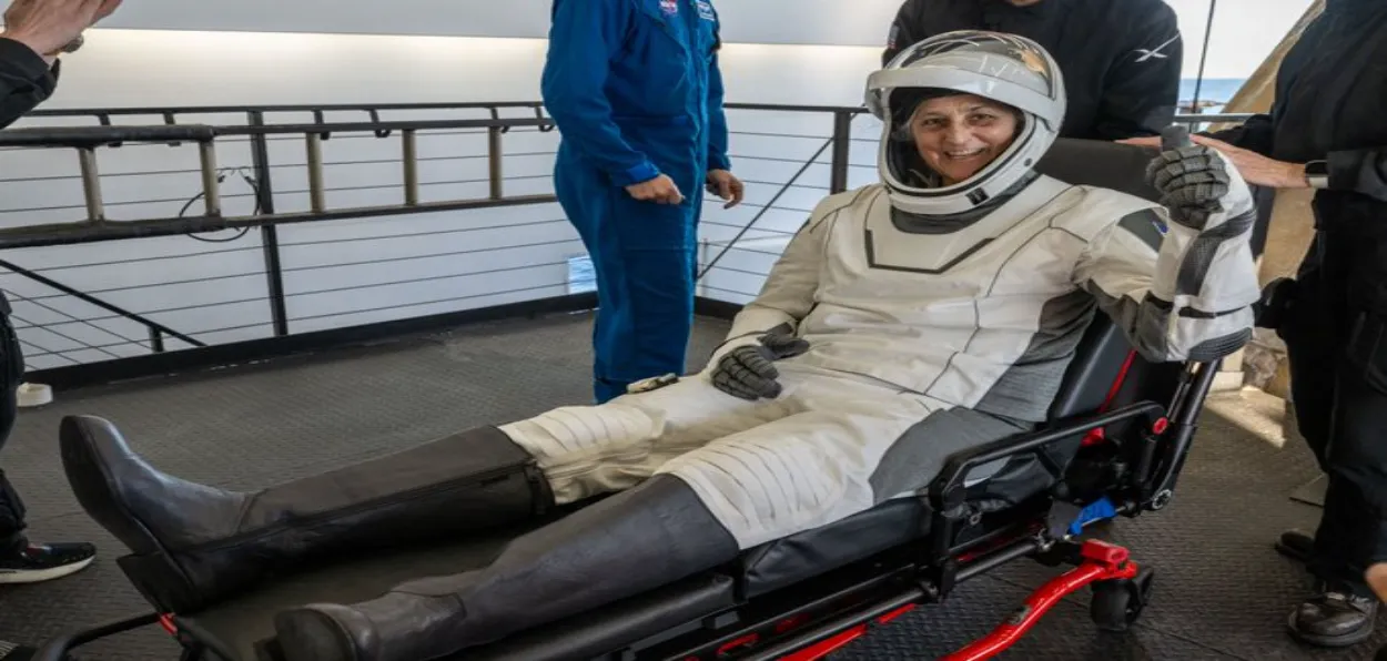 Sunita Williams ejecting out of the SpaceX on earth