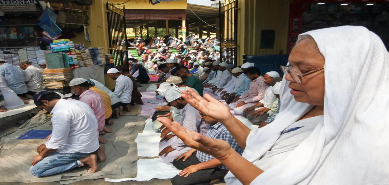 Muslims offering Namaz at Tipu Sultan Mosque of Kolkata on second Friday of Ramzan on March 15