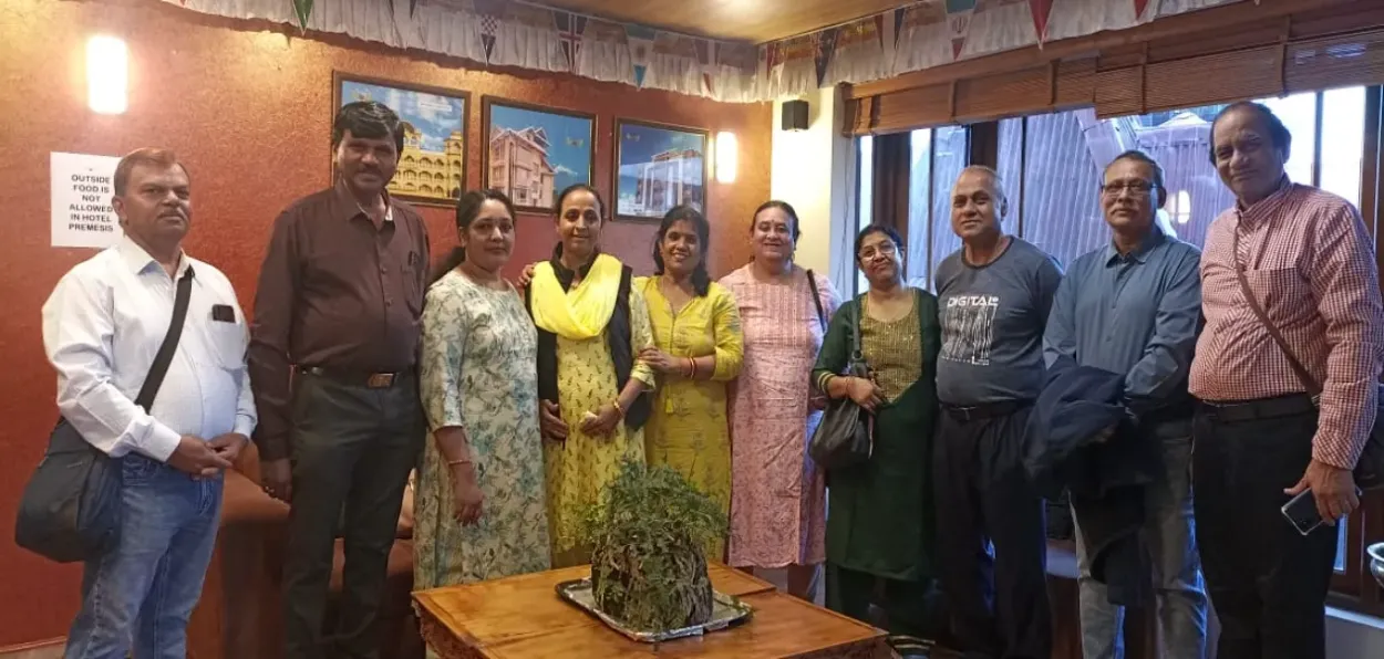 Residents of Swami Colony, Nagpur, posing together during their travelling together