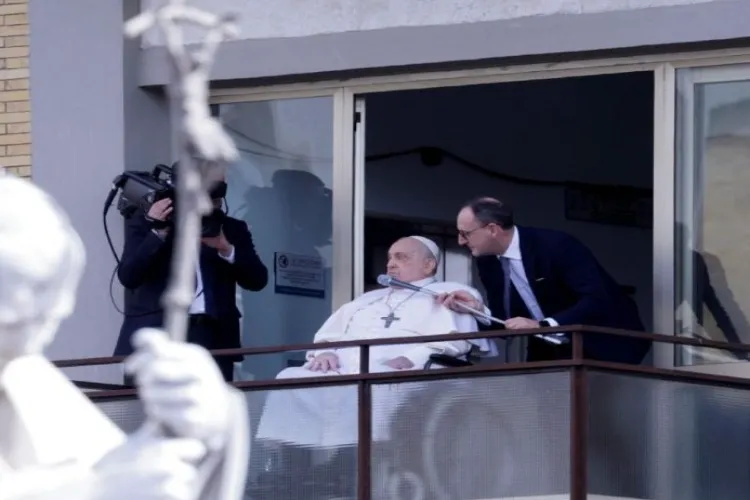 Pope Francis appears at hospital window to render blessing