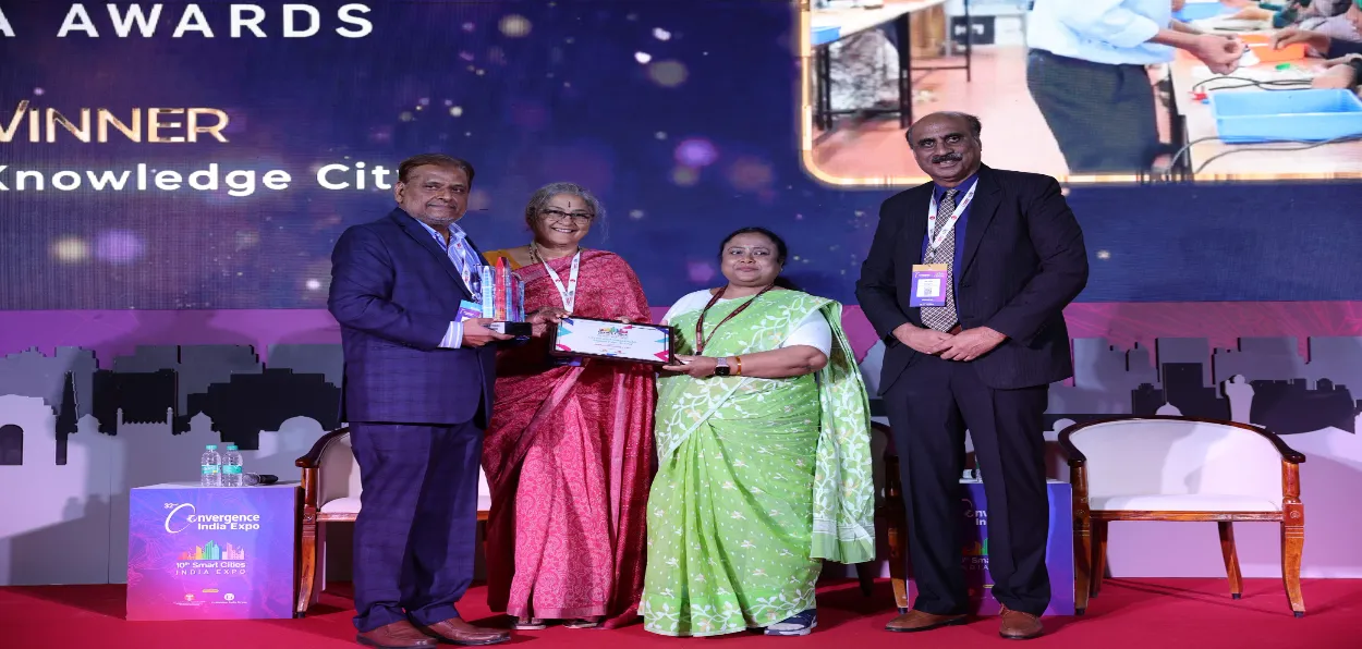 Extreme left: CEO Markaz Knowledge City Dr Abdul Salam Mohammed receiving the award