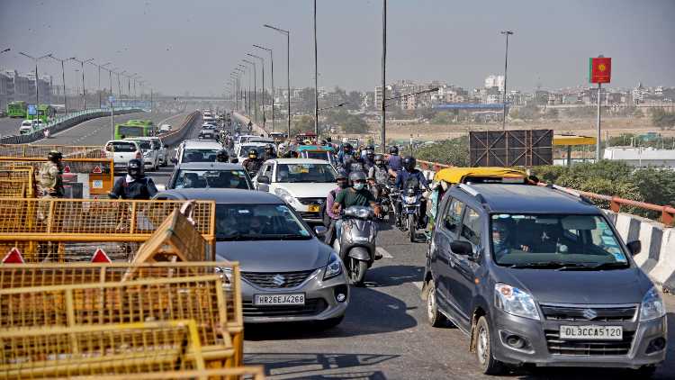 Vehicles run on NH-24 as Delhi Police opened it after a long time from Delhi to Ghaziabad