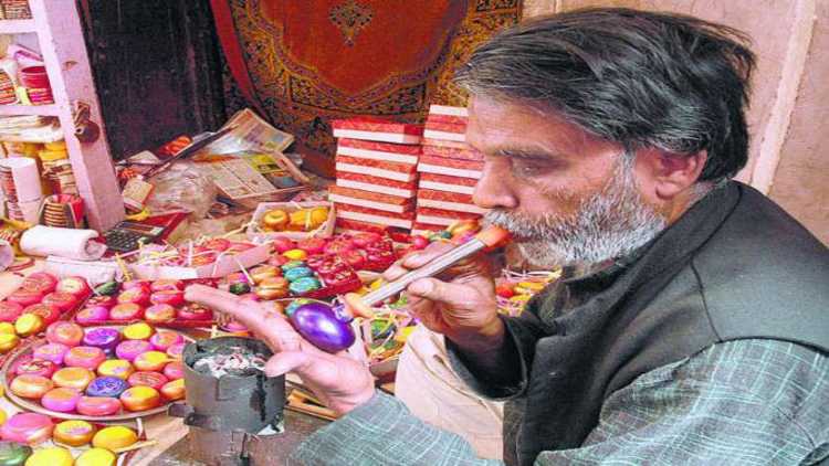 an artisan making Gulal Gota